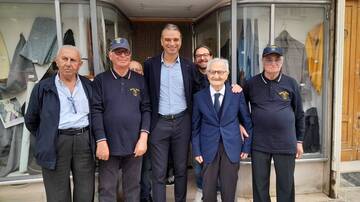 Una pergamena e una targa per i 104 anni di Cosimo Aprile
