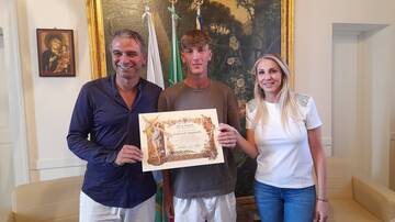 Monopoli premia il bagnino che salvò anziano dall’annegamento