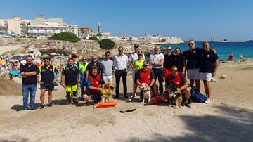 Prevenzione annegamenti: una dimostrazione in spiaggia