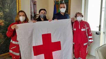 La bandiera della Croce Rossa sventola a Palazzo di Città