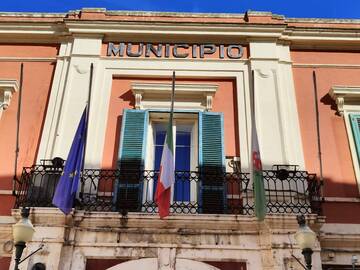 Bandiere a mezz’asta a Palazzo di Città