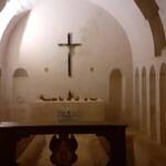 Cripta della cappella del Santissimo Sacramento; i manichini indossano l’abito dei confratelli del Santissimo Sacramento
