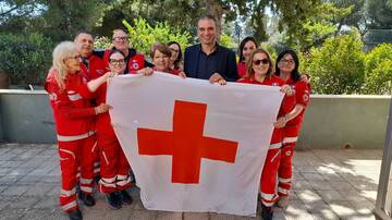 La bandiera della Croce Rossa sventola a Palazzo di Città