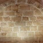 L’archivolto con motivi floreali e geometrici; il capitello di destra, alla base dell’archivolto, raffigura il profeta Daniele tra i leoni