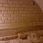 La parete del campanile seicentesco, inglobata nelle fondazioni della basilica settecentesca