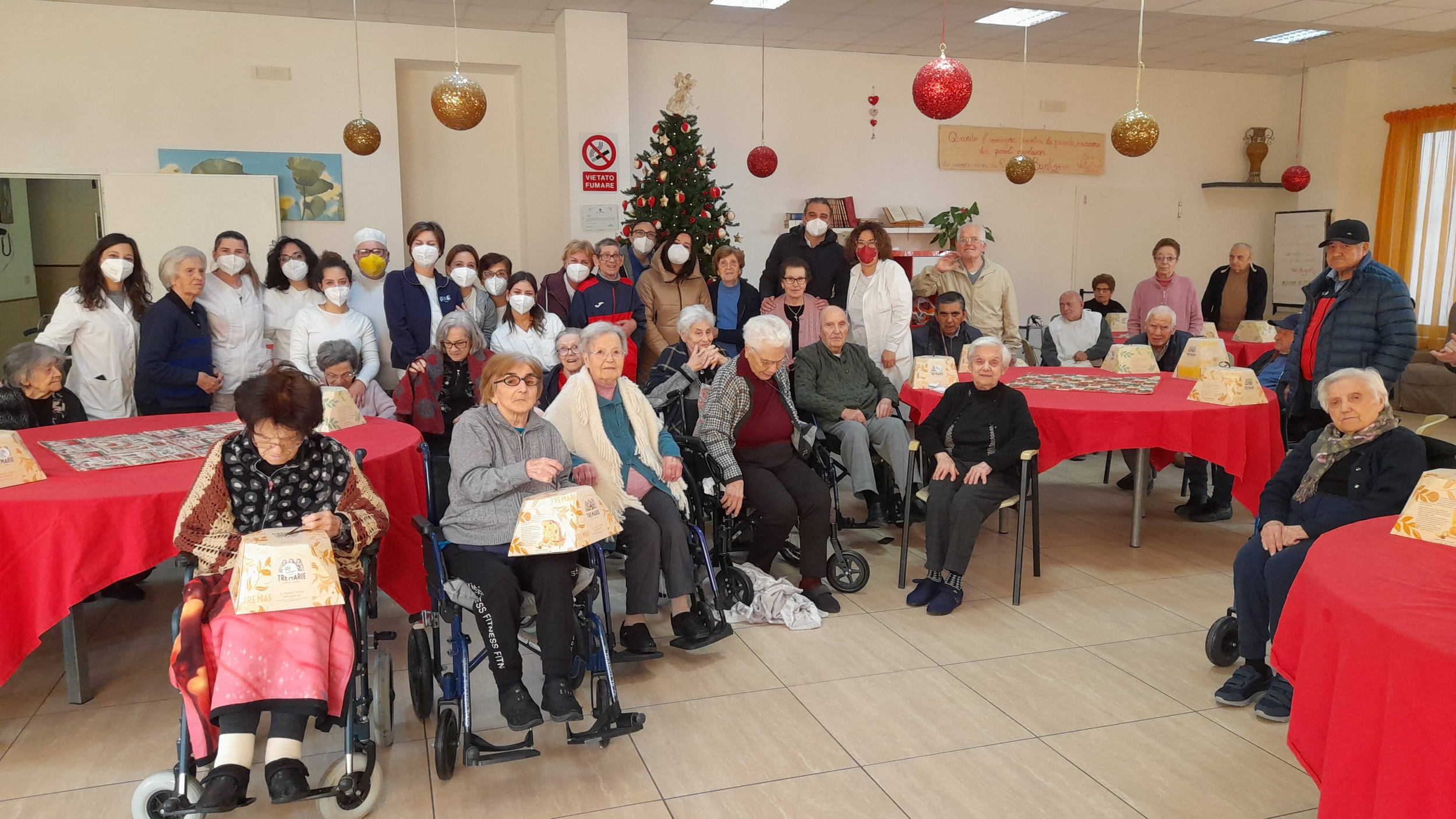 Immagine: PANETTONI_ANZIANI_18_12_2023_01