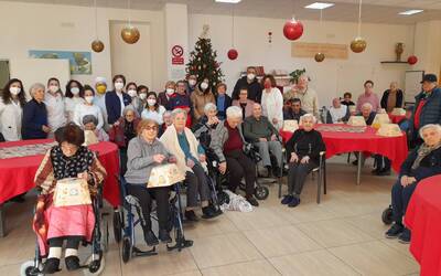 Immagine: PANETTONI_ANZIANI_18_12_2023_01