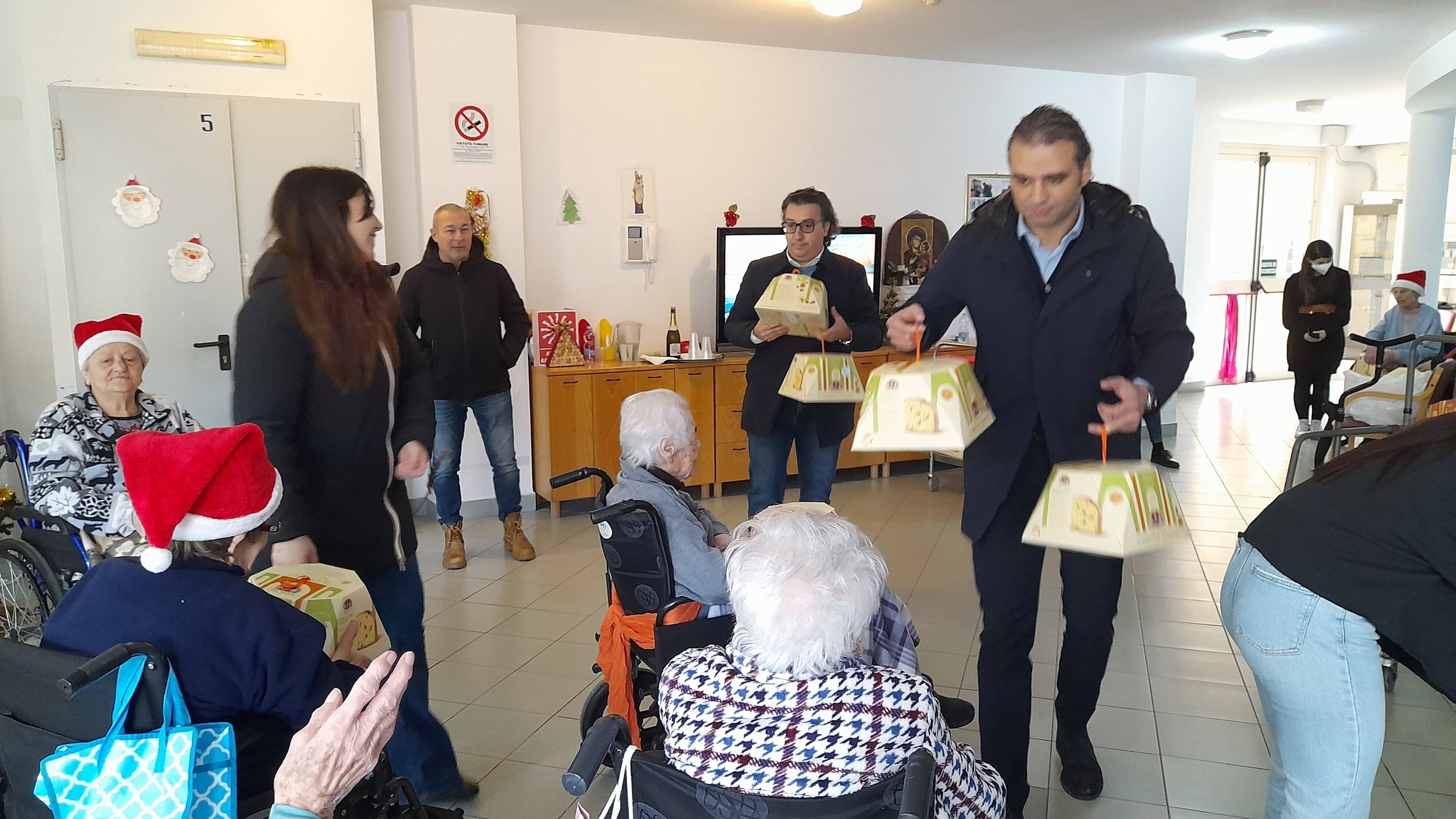 Immagine: PANETTONI_ANZIANI_19_11_2022_03