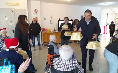 Immagine: PANETTONI_ANZIANI_19_11_2022_03