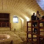 Il percorso “galleggiante” in legno connette i diversi ambienti sotterranei nei quali è allestito il museo, consentendo di rileggere la storia della città, raccontata da reperti e resti monumentali