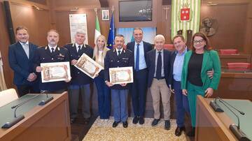 Pergamena agli agenti della Polizia per il coraggio e la dedizione