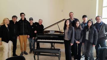 Emilio Solfrizzi dona il suo pianoforte alla cooperativa Kismet