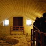 Ambiente del museo con resti della cripta romanica 