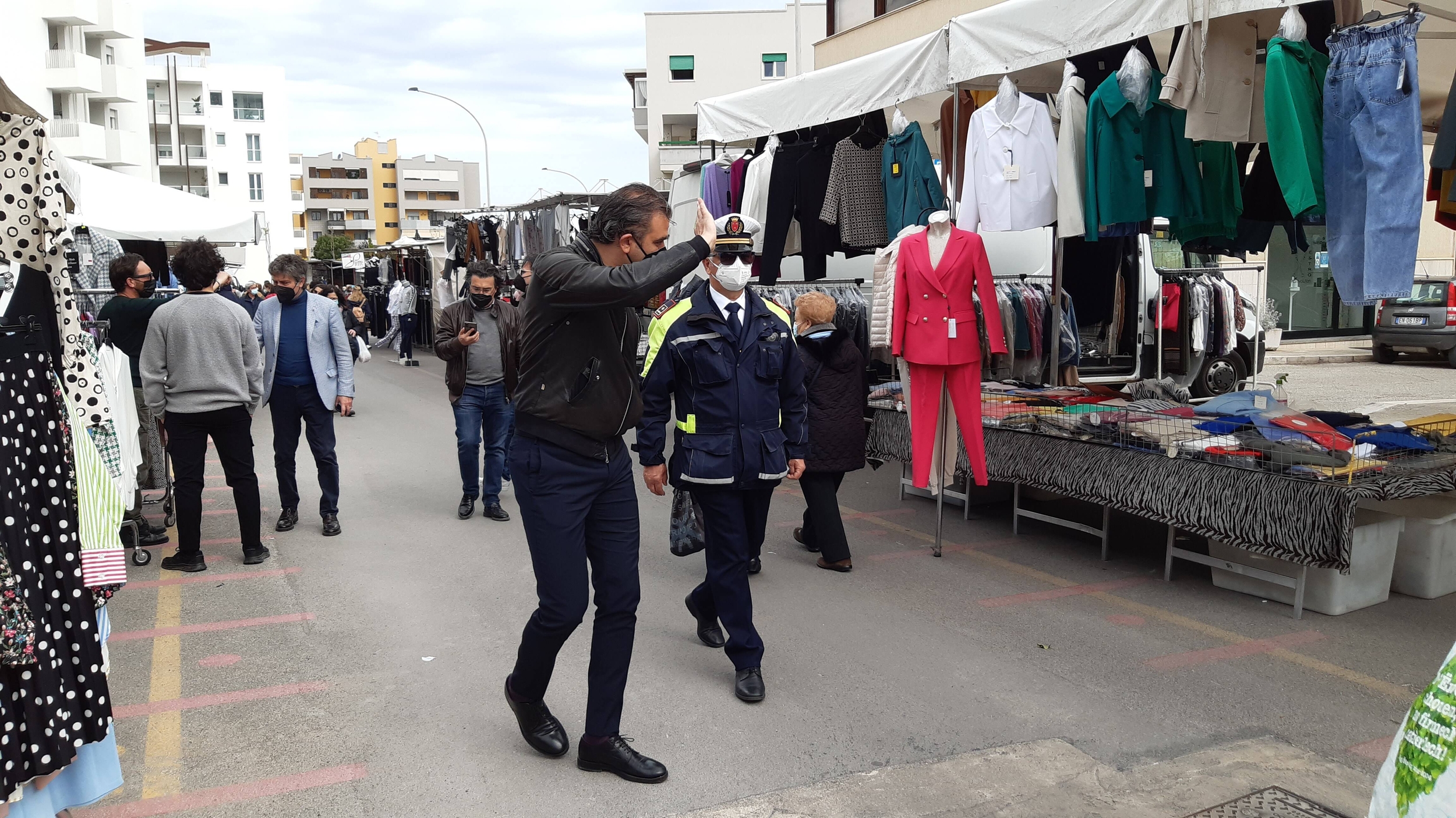 Immagine: SINDACO_AL_MERCATO