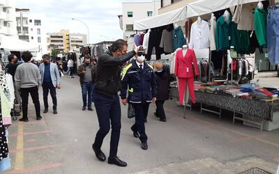 Immagine: SINDACO_AL_MERCATO